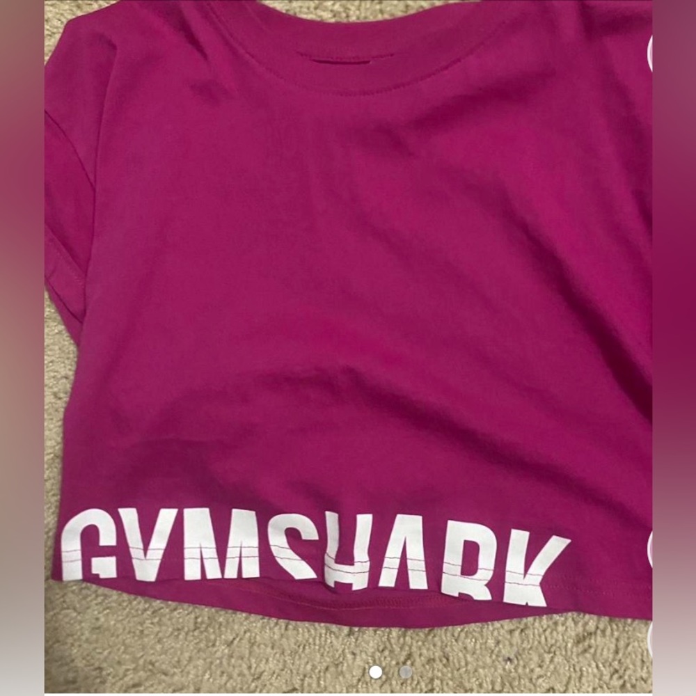 GYMSHARK pink cropped tee